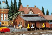 Faller Güterhalle mit Ladekran 222180