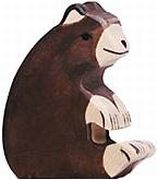 Holztiger Braunbär sitzend